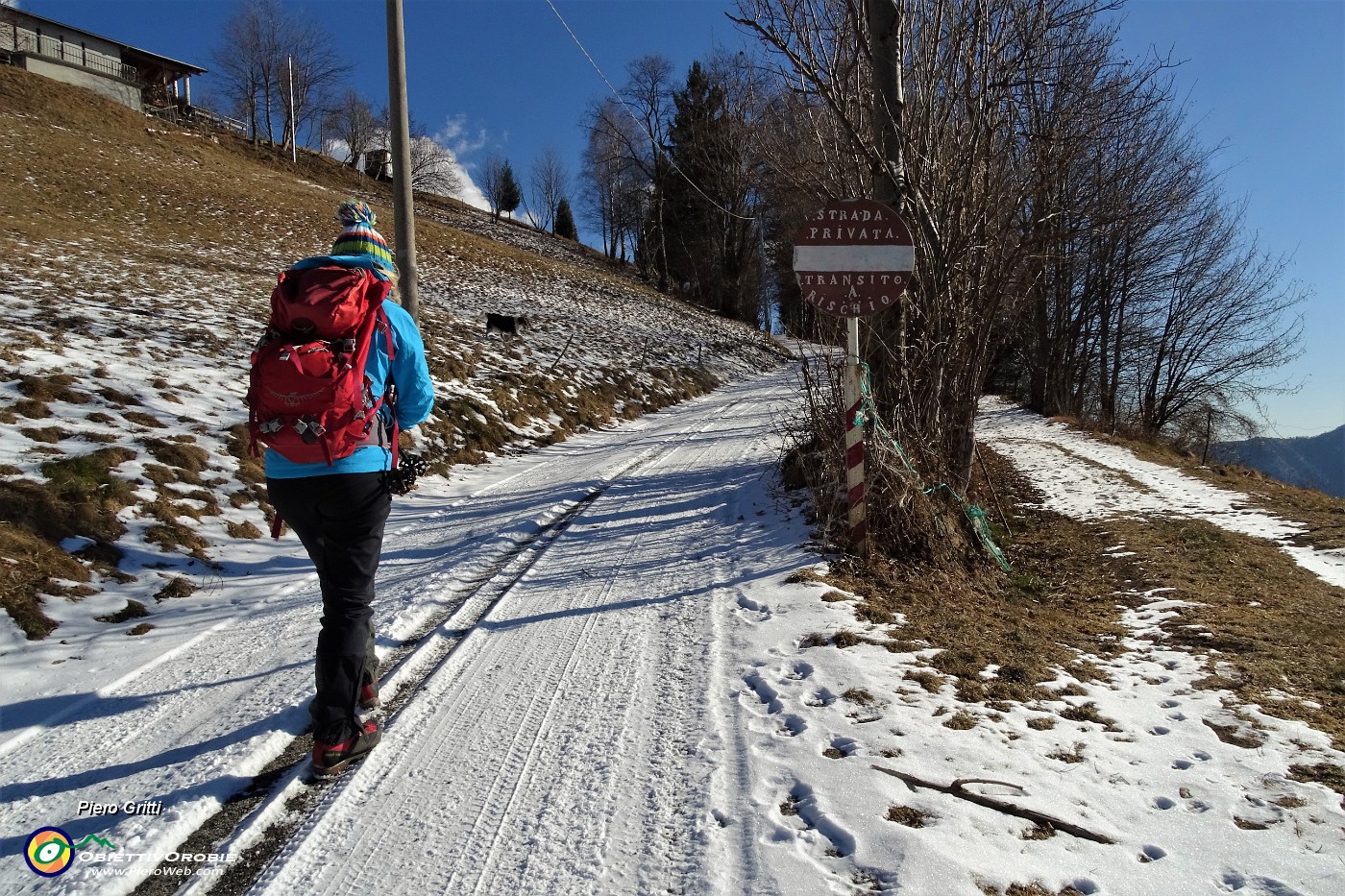 11 Ci avviamo su stradetta un po' innevata.JPG